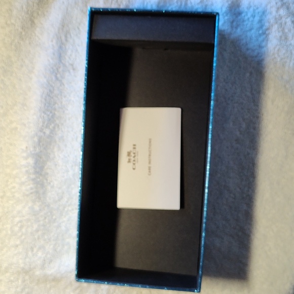 Coach Box - Picture 3 of 7